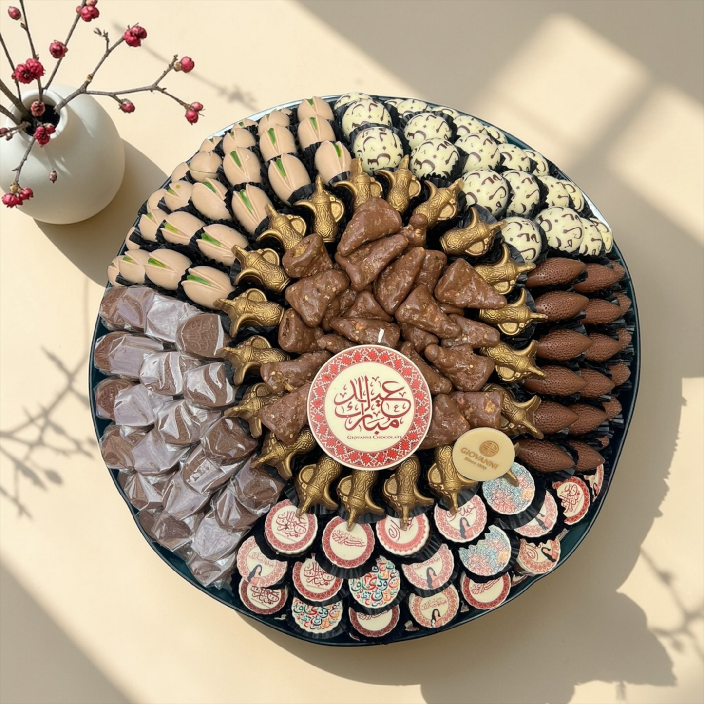تشكيلة شوكليت فاخرة لعيد الفطر – صحن كبير سيراميك مع تشكيلة سيجنتشر جيوفاني / Luxury Eid Chocolate Gift – Giovanni Premium Selection 2300g