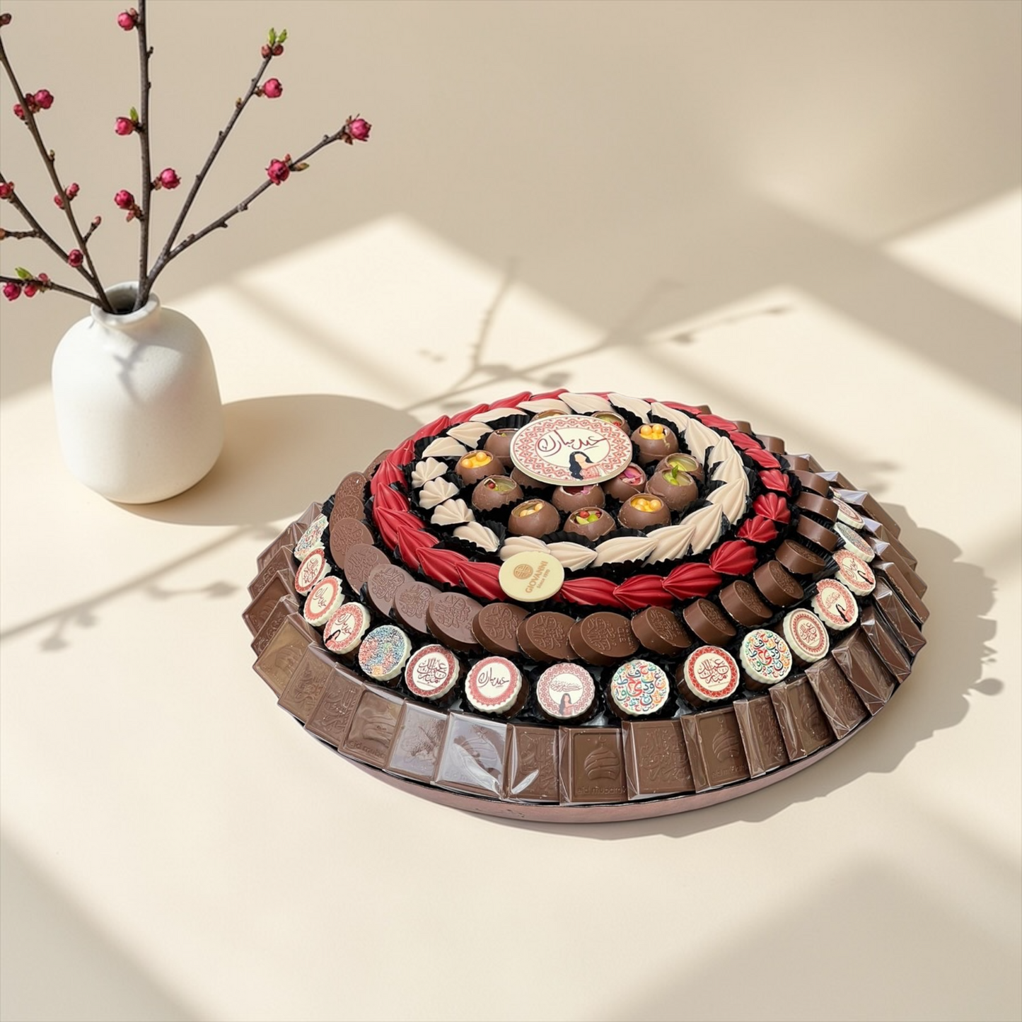 تشكيلة شوكليت فاخرة لعيد الفطر – صحن كبير زجاج مع تشكيلة سيجنتشر جيوفاني / Luxury Eid Chocolate Gift – Giovanni Premium Selection 1900g