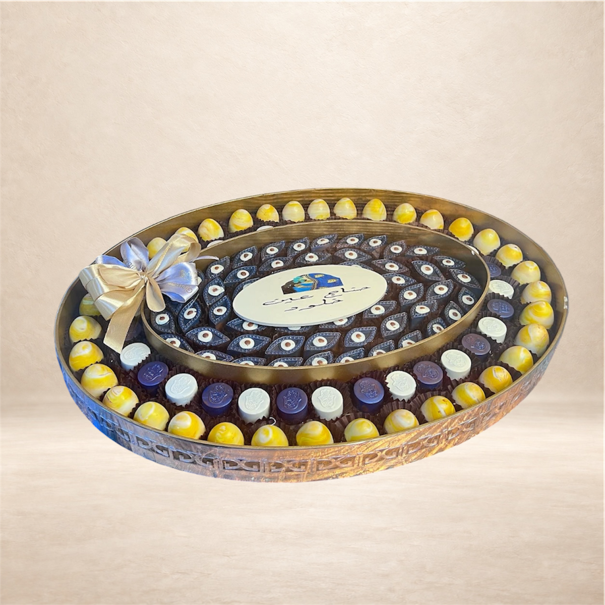صحن أكريليك بيضاوي مع أسورتد شوكليت | Oval Acrylic Platter with Assorted Chocolate