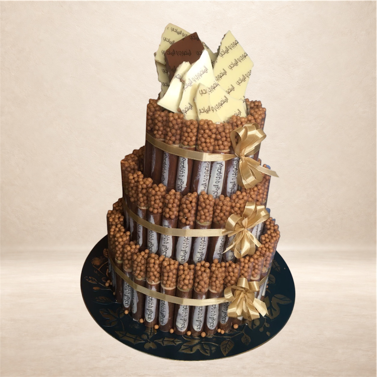 هرم سيجار مع كرات كرسبي شوكليت مكسر | Cigar Chocolate Pyramid with Crunchy Chocolate Balls