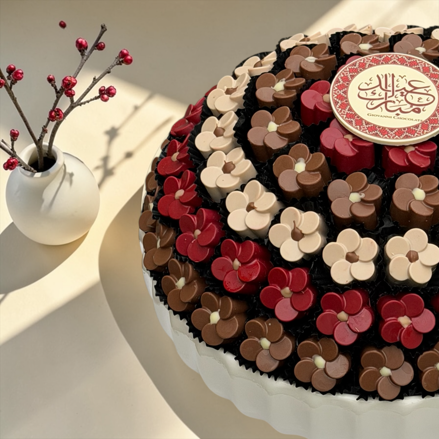Luxury Porcelain Platter with Mixed Rose Chocolates صحن بورسلين فاخر مع شوكليت الورد بحشوات مشكلة