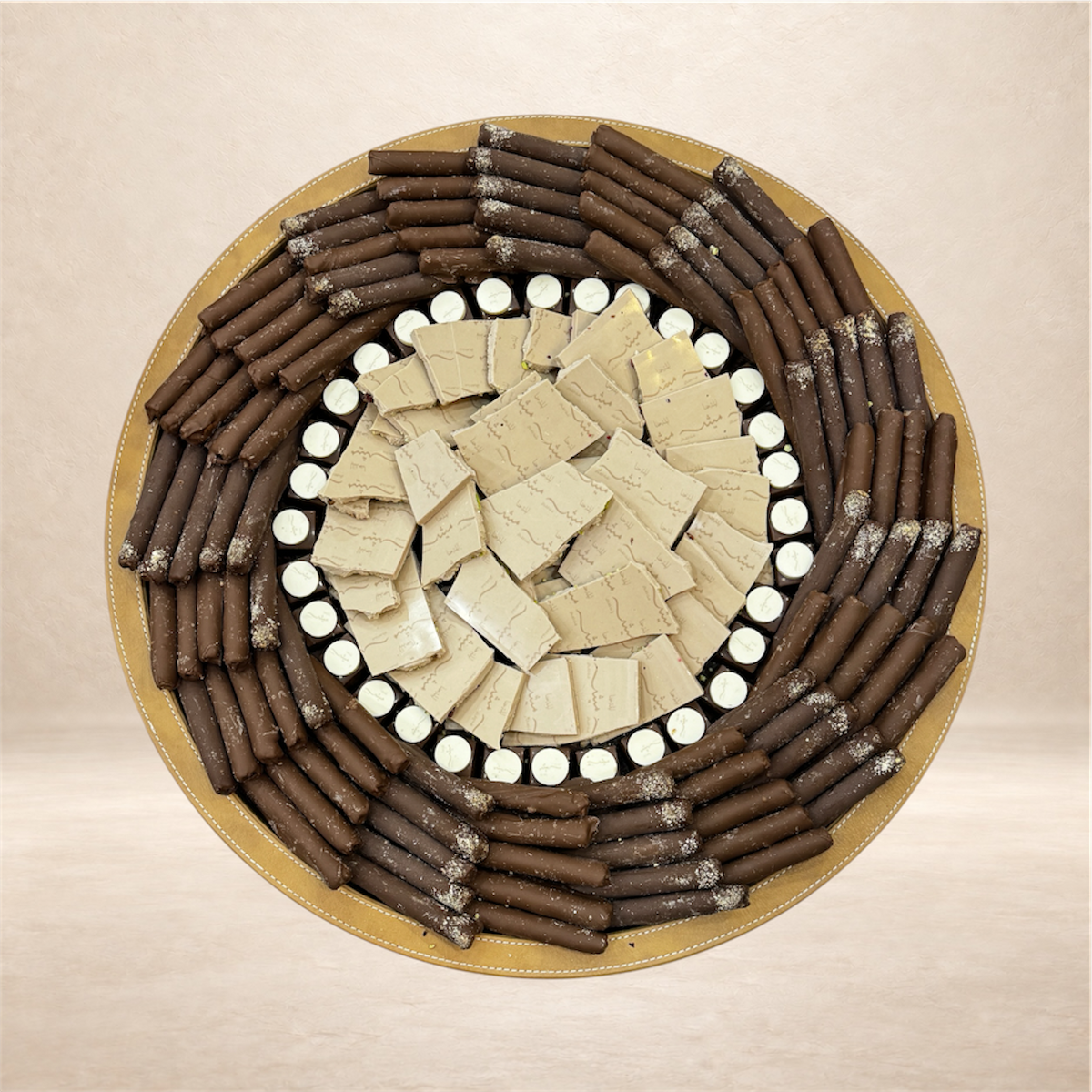 صحن جلد كبير فاين فير مع شوكليت مكسر قابل للطباعة | Large Leather Fine Fair Platter with Custom Printable Broken Chocolate