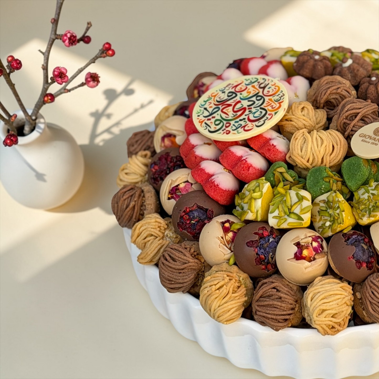 Luxury Porcelain Platter – French Petit Four Signature صحن بورسلين فاخر مع سيجنتشر بيتي فور فرنسي