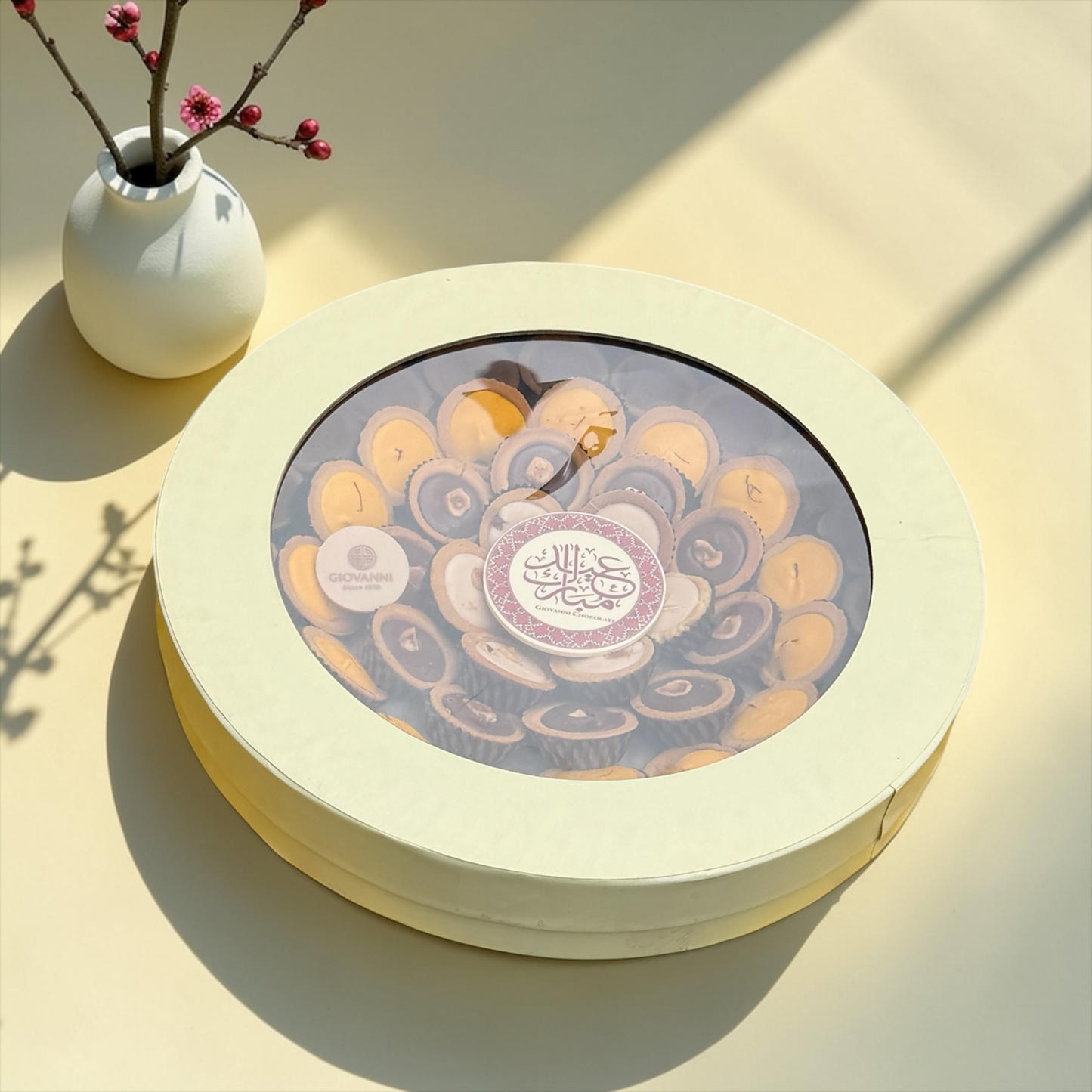 Petit Four Cups with Saffron, Nutella, Kinder & Lotus بوكس بيتي فور كاب زعفران ونوتيلا وكيندر ولوتس