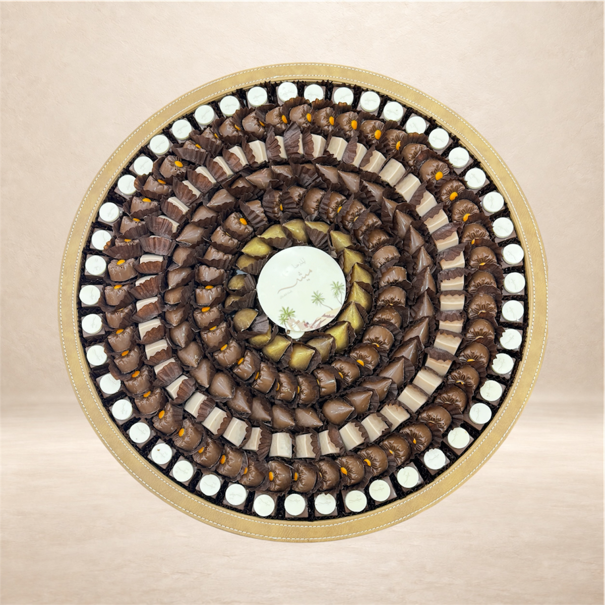 صحن جلد كبير مع أسورتد شوكليت | Large Leather Platter with Assorted Chocolate