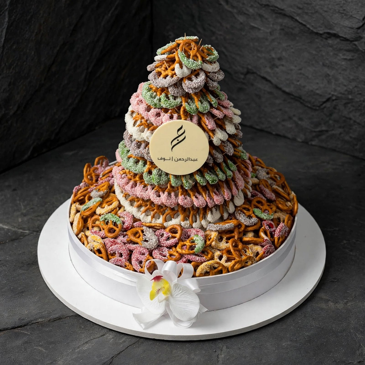 هرم موالح بريتزل وأصابع مع صينية فوركس بيضاء | Pretzel & Stick Savory Pyramid with White Forex Tray