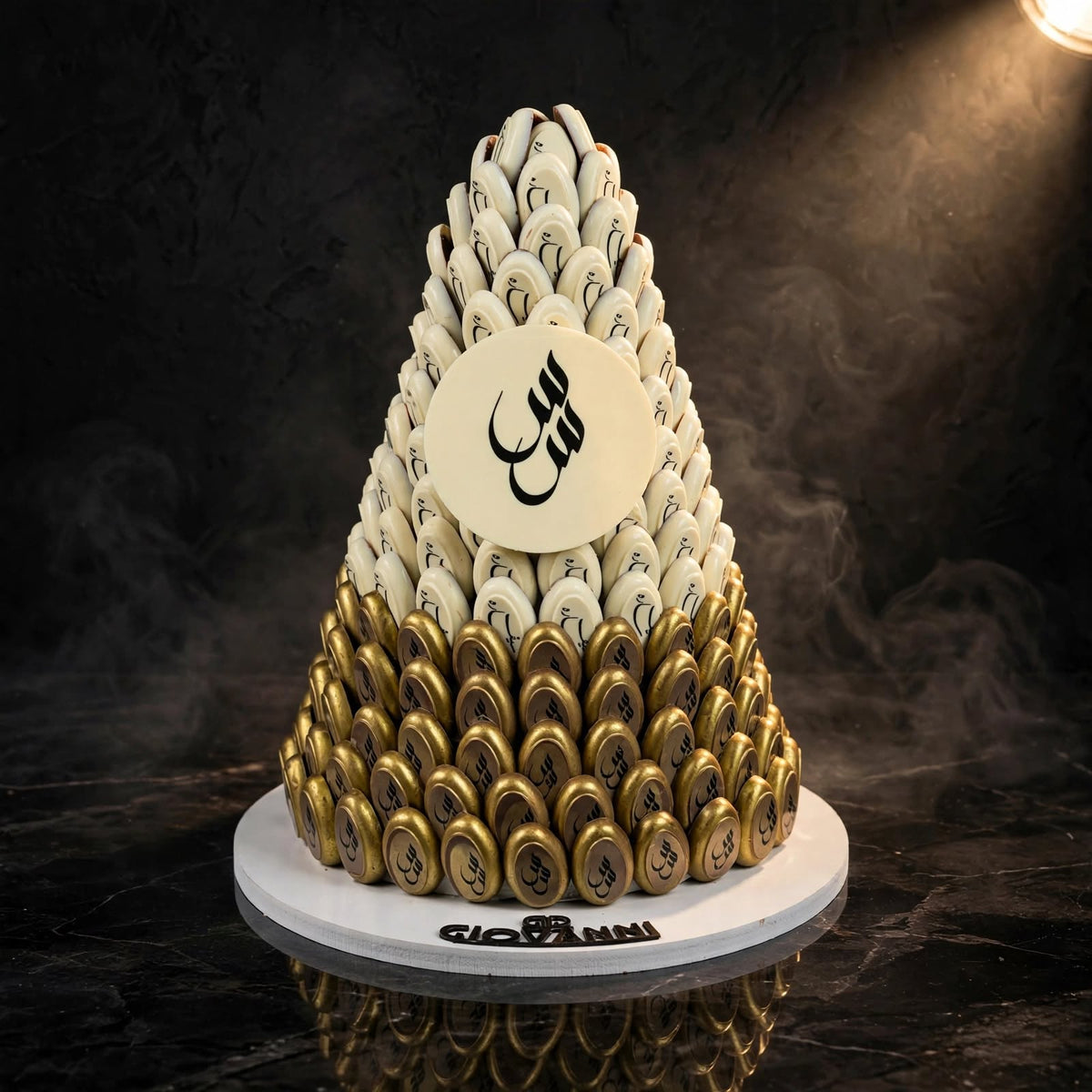 هرم شوكولاتة بمبون ذهبي وأبيض | Gold & White Bonbon Chocolate Pyramid