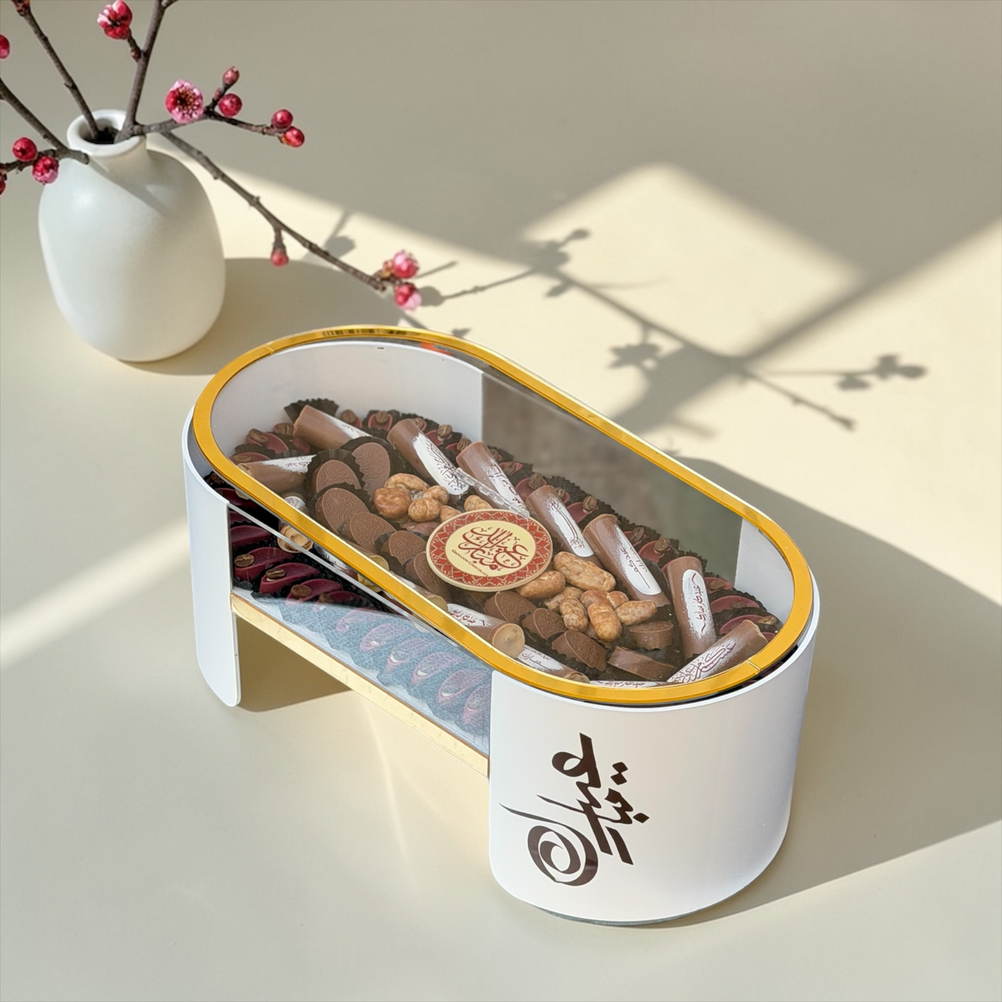 Luxury Oval Acrylic Box – Giovanni Signature Chocolate بوكس اكريليك بيضاوي فاخر مع تشكيلة سيجنتشر من جيوفاني