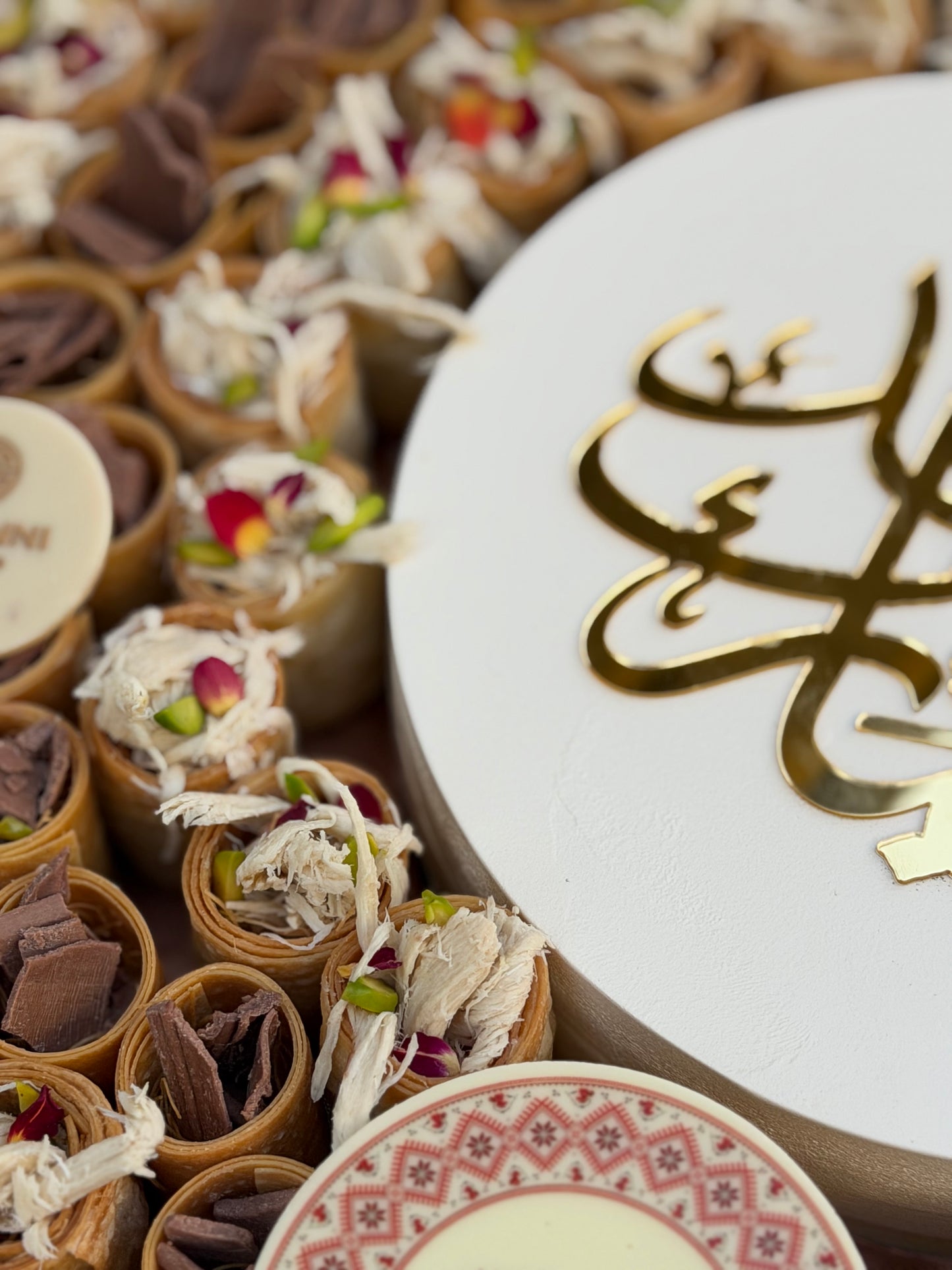 Luxury Round Acrylic Platter – Giovanni New Spring Roll Rahash Flake & Chocolate Flake صحن اكريليك دائري فاخر مع جديد جيوفاني سبرنج رول رهش فليك وشوكليت فليك