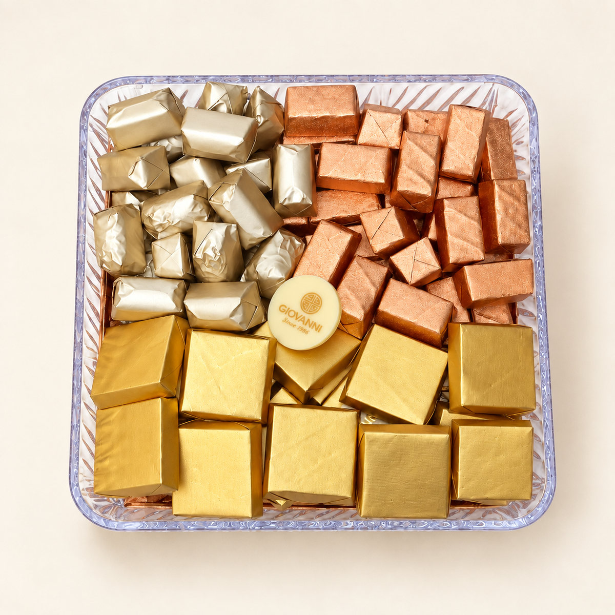 صحن أكريليك مربع مع شوكليت مغلف | Square Acrylic Tray with Wrapped Chocolate