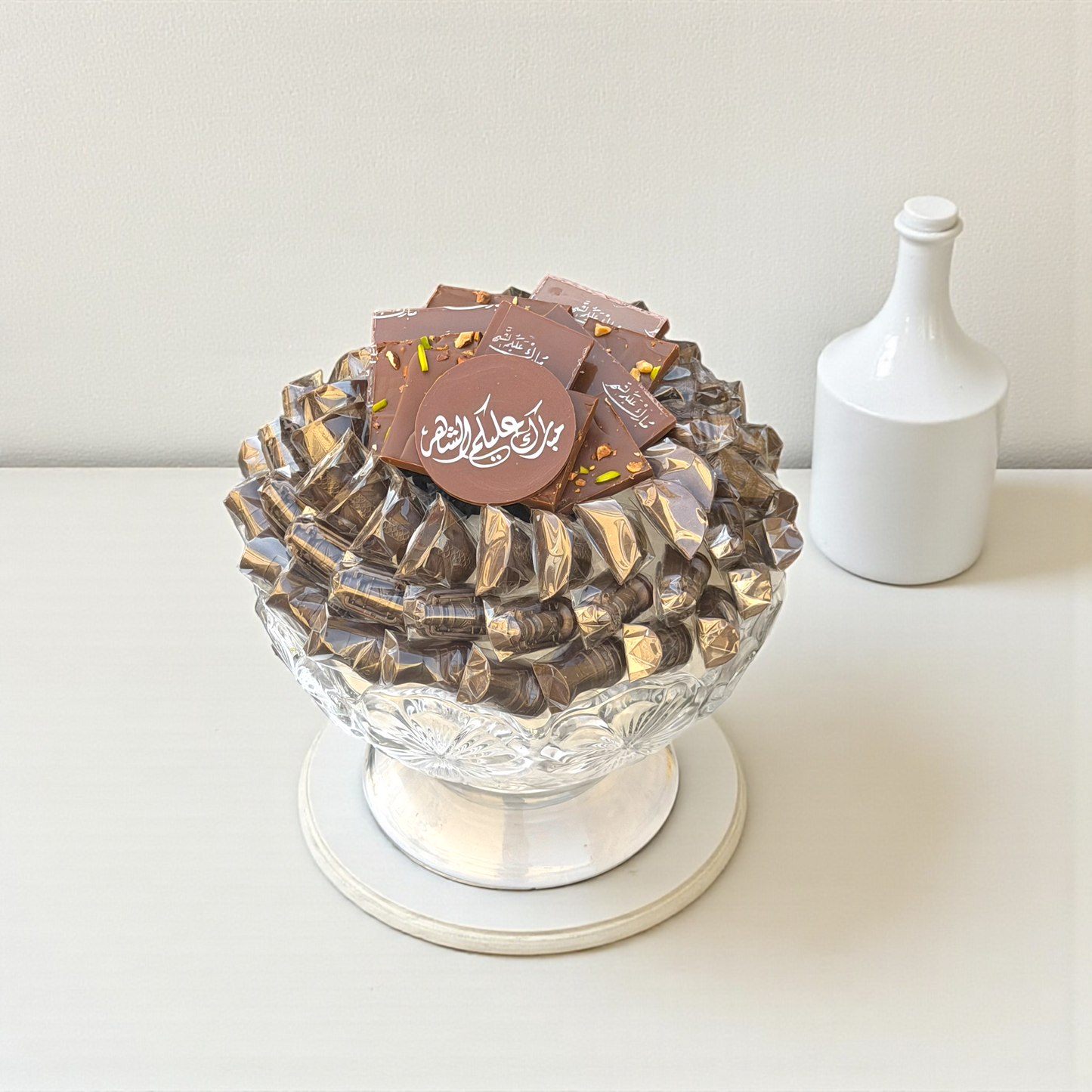 Luxury Crystal Plate with Assorted Ramadan Chocolates – 1100 g مصحن كريستال فاخر مع تشكيلة شوكليت رمضانية – 1100 جرام