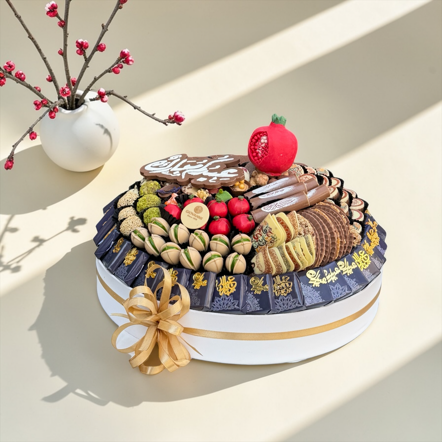 Luxury Round Acrylic Platter – Giovanni Signature Chocolate صحن اكريليك دائري فاخر مع شوكليت سيجنتشر جيوفاني