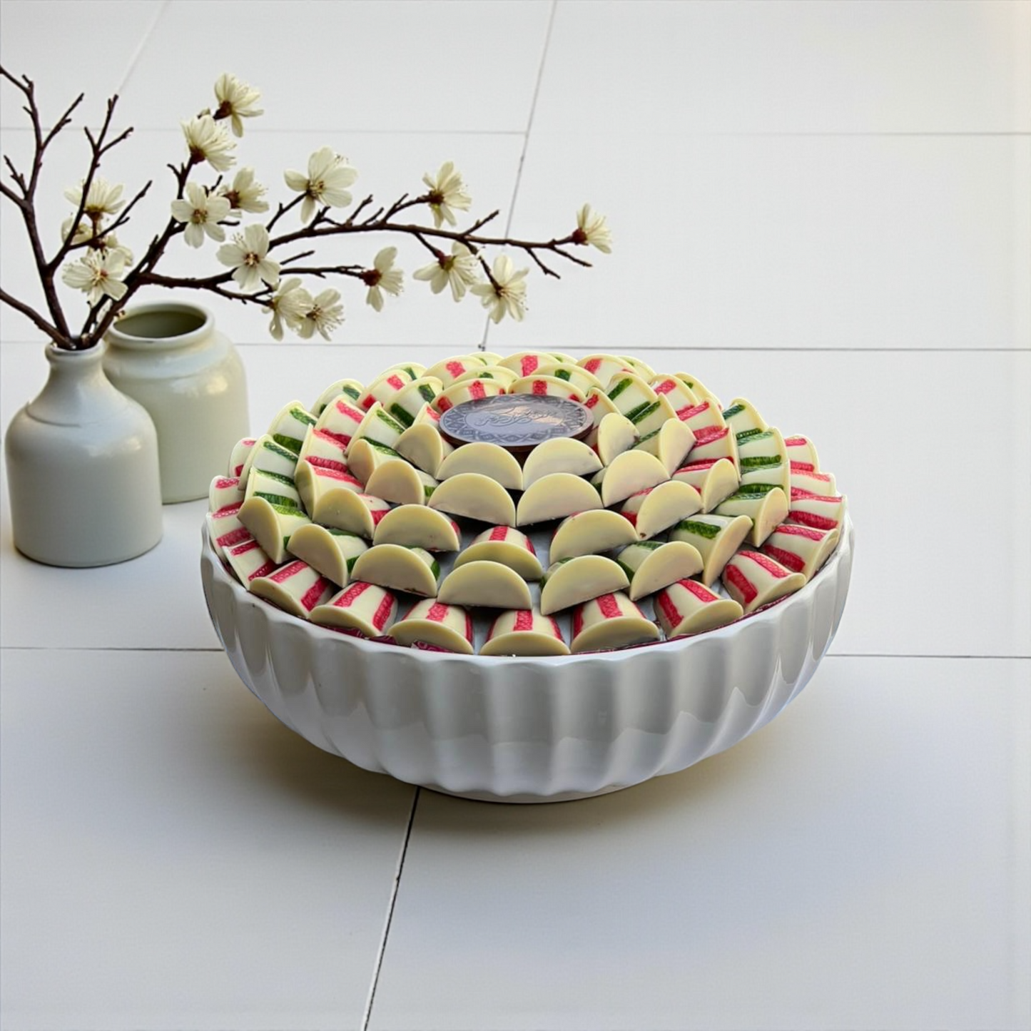 Luxury Porcelain Plate with Assorted Cup Chocolates – 900g صحن بورسلين فاخر مع شوكليت الفنجان بحشوات فاخرة – 900 جم