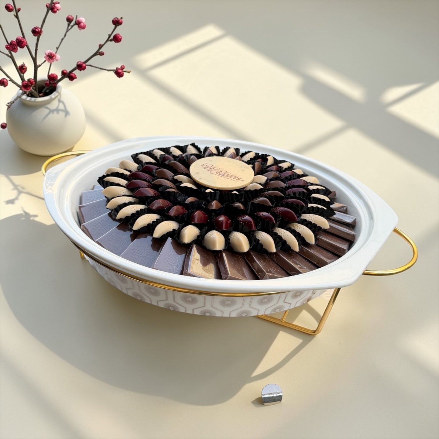 Belgian Chocolate Porcelain Platter with Glass Lid | صحن بورسلين بغطاء زجاجي وحامل ذهبي مع تشكيلة شوكليت بلجيكي