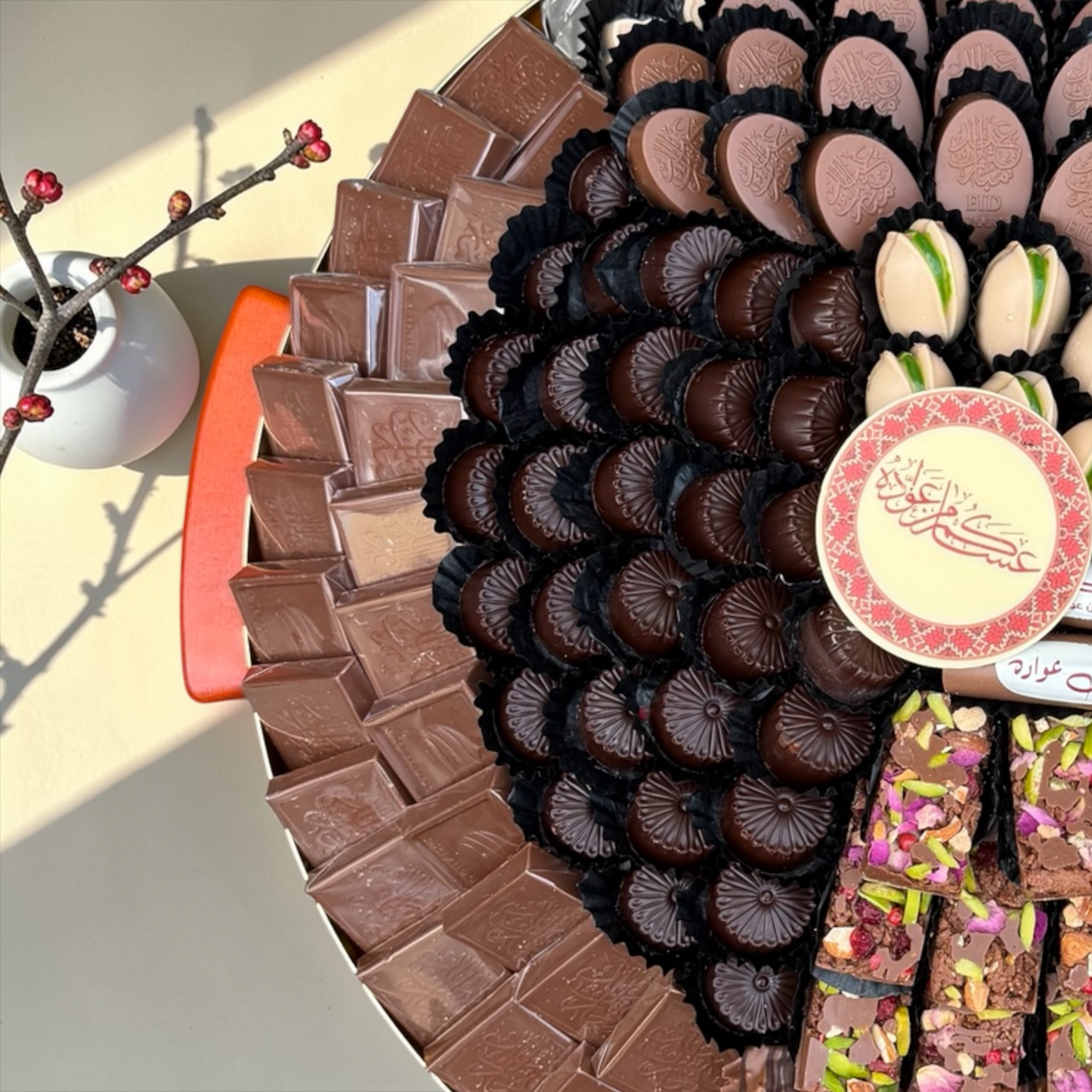 Luxury Gold Stainless Steel Platter – Giovanni Signature Chocolate Selection صحن ستانلس ستيل ذهبي فاخر مع تشكيلة سيجنتشر من جيوفاني