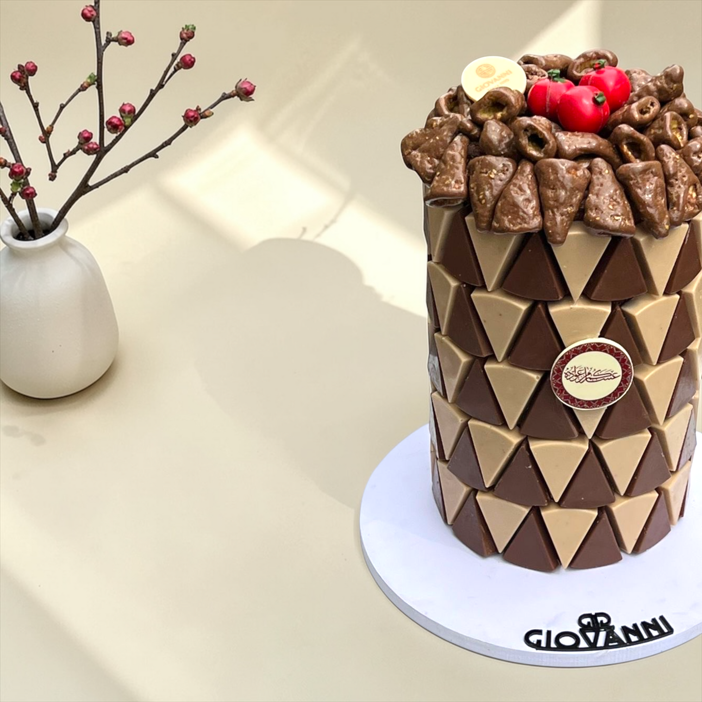 تشكيلة شوكليت فاخرة لعيد الفطر – هرم حبة المثلثات مع شوكليت بيقلز مغطس بالشوكليت والزعتر مع حبة الرمان / Luxury Eid Chocolate Gift – Giovanni Premium Selection 1400g