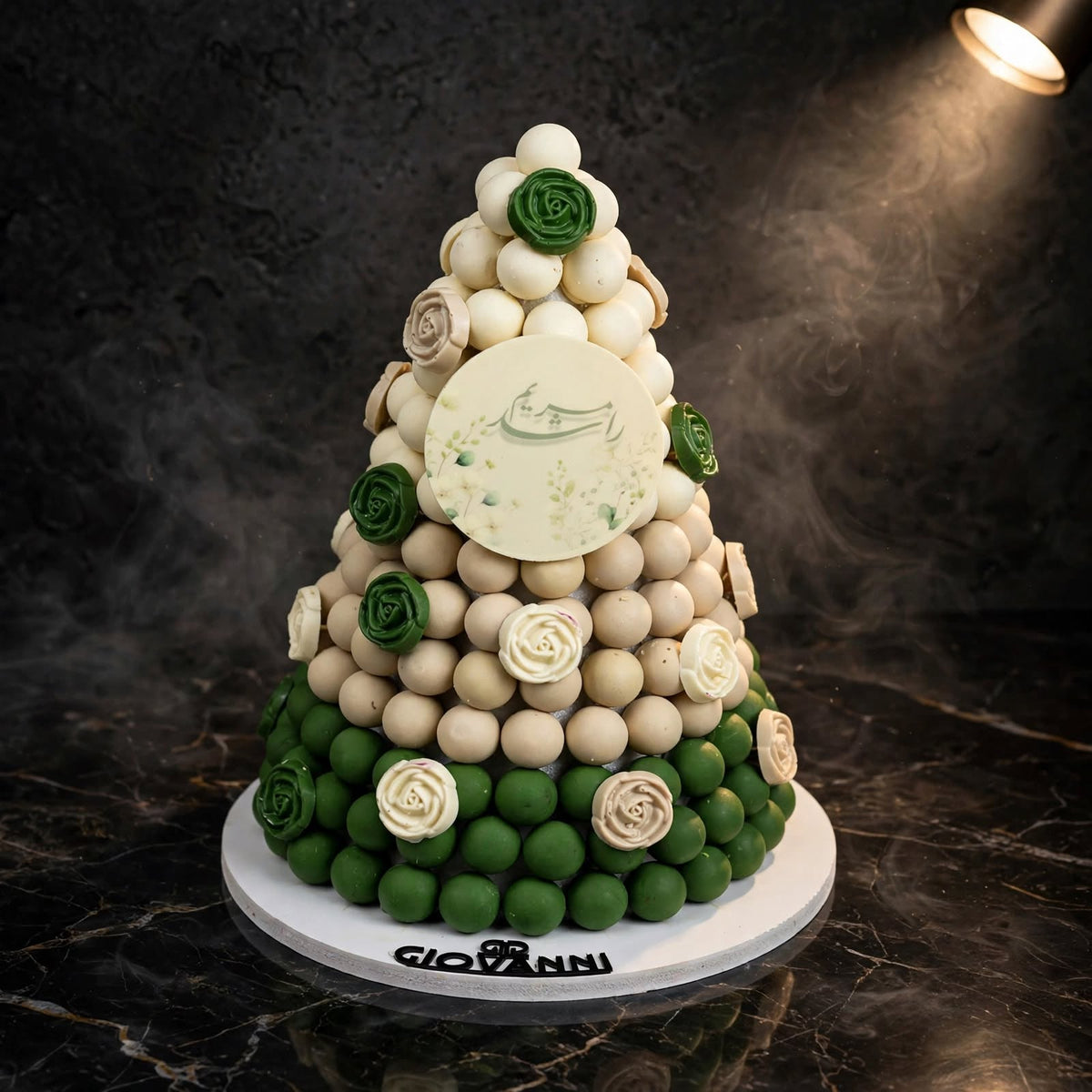 هرم شوكولاتة بمبون أخضر وأبيض – غير مخمل | Green & White Bonbon Chocolate Pyramid – Non-Velvet