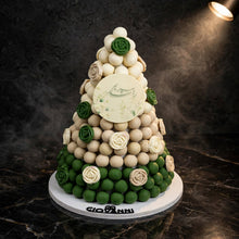 هرم شوكولاتة بمبون أخضر وأبيض – غير مخمل | Green & White Bonbon Chocolate Pyramid – Non-Velvet