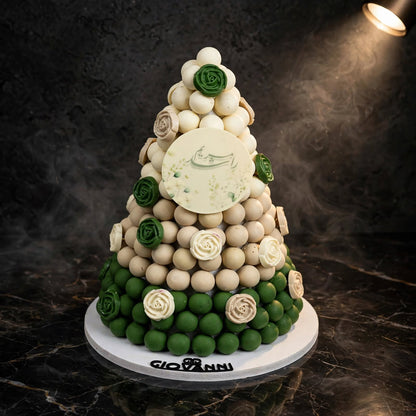 هرم شوكولاتة بمبون أخضر وأبيض – غير مخمل | Green & White Bonbon Chocolate Pyramid – Non-Velvet