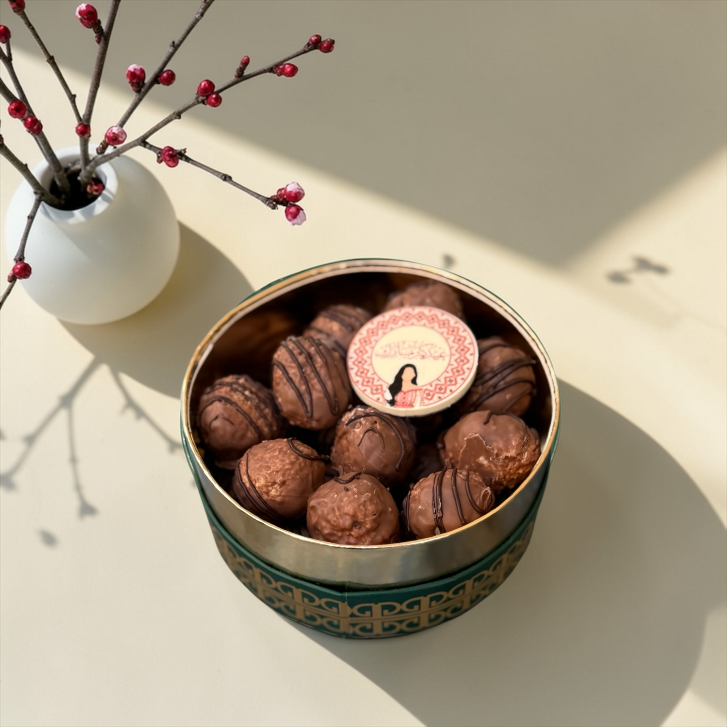 Premium Round Truffle Box – Lotus, French Biscuit &amp; Pistachio بوكس ترافل لوتس وبسكويت وفستق ميني بريميوم
