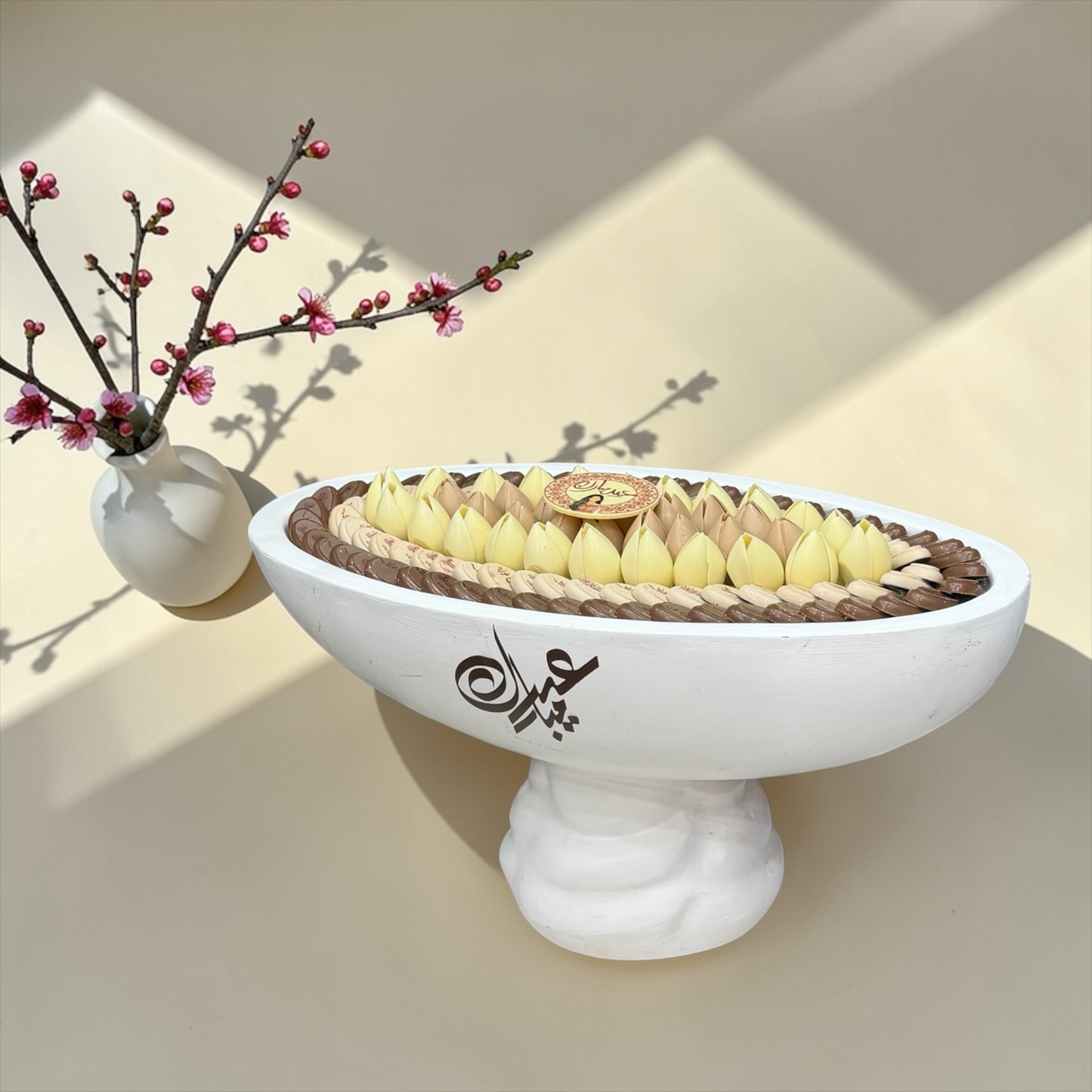 Ceramic Vase with Giovanni Signature Chocolate فاز سيراميك فاخر مع تشكيلة شوكليت سيجنتشر من جيوفاني