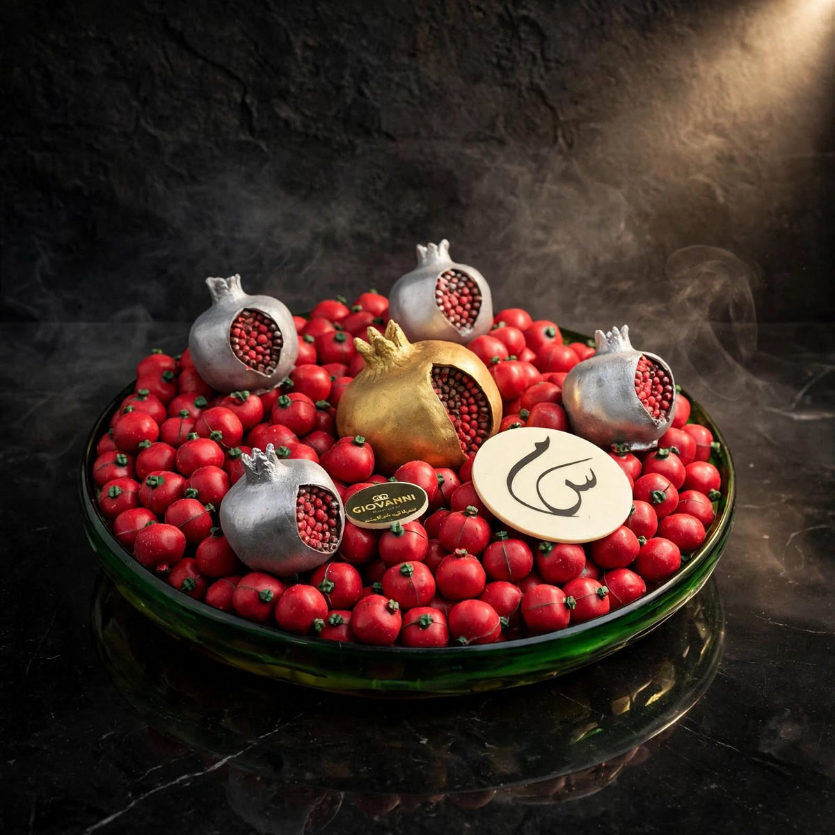 صحن زجاج VIP شوكولاتة الرمان مع خمس قطع رمان | VIP Glass Plate – Pomegranate Chocolate with Five Pomegranates