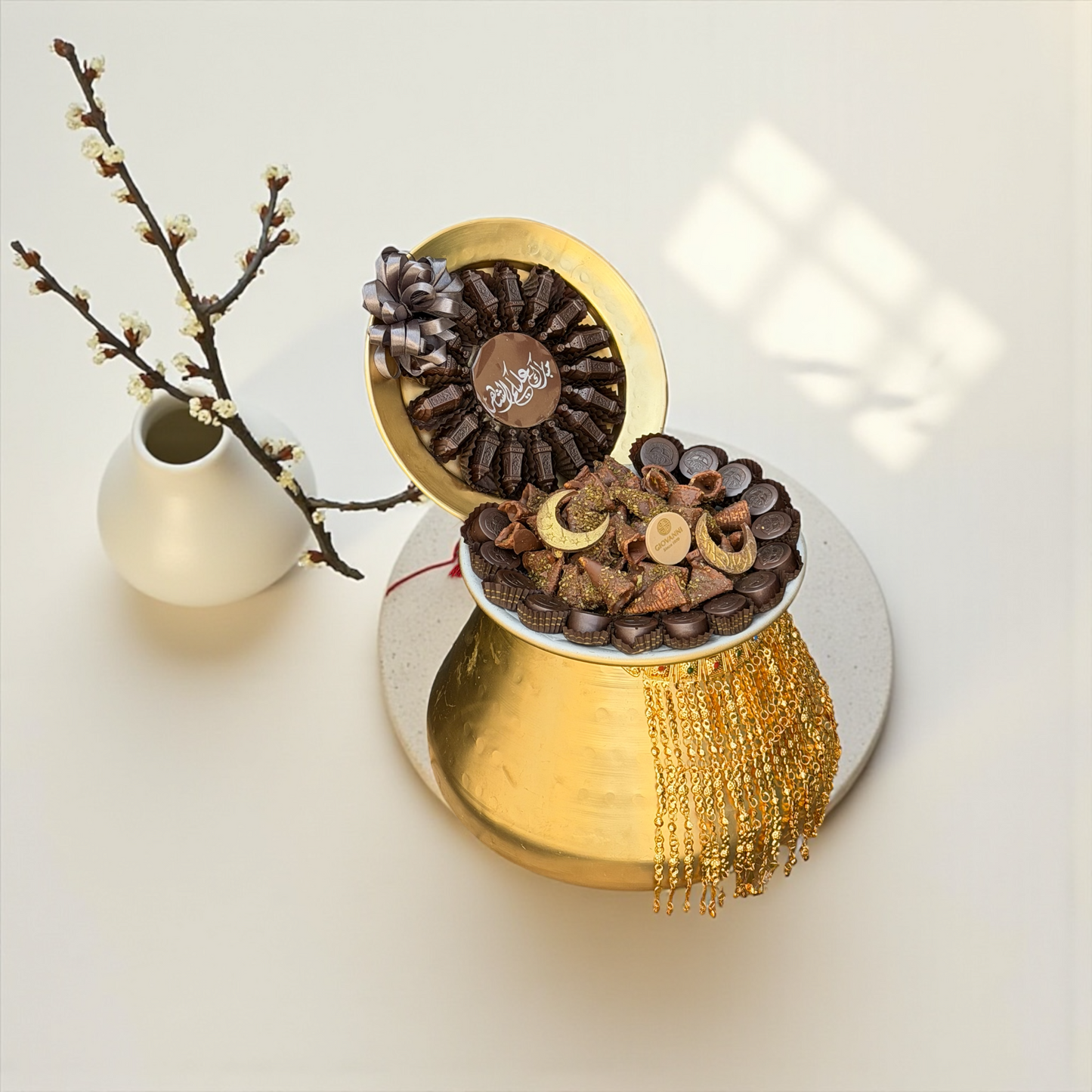 Yadoo Heritage Large Tray with Thyme Bugles Chocolateصحن يدو التراثي الكبير مع شوكليت بيوقلز بالزعتر – شوكولاتة بلجيكية فاخرة من جيوفاني