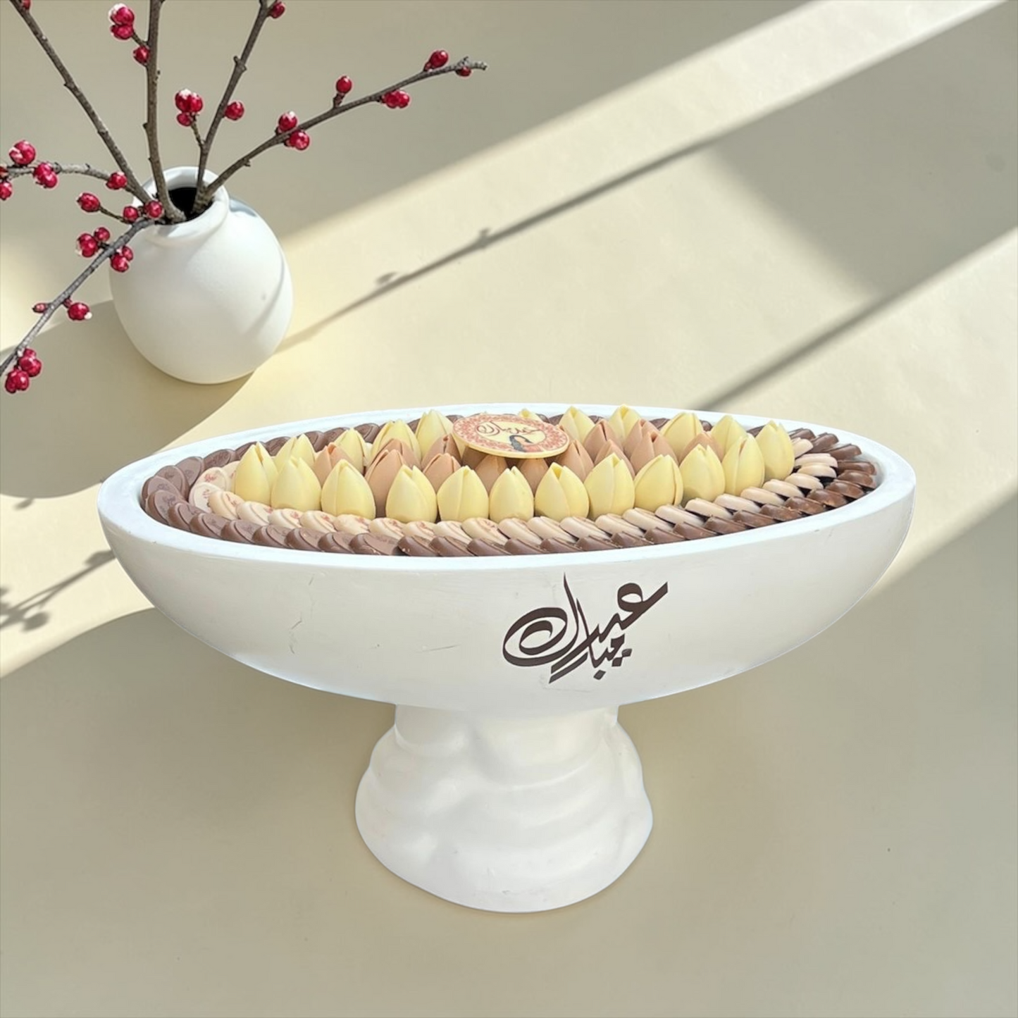 Ceramic Vase with Giovanni Signature Chocolate فاز سيراميك فاخر مع تشكيلة شوكليت سيجنتشر من جيوفاني
