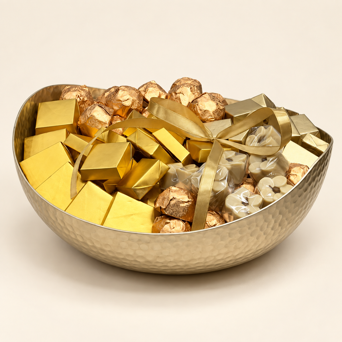 صحن ستانلس مع شوكليت مغلف | Stainless Steel Platter with Wrapped Chocolate