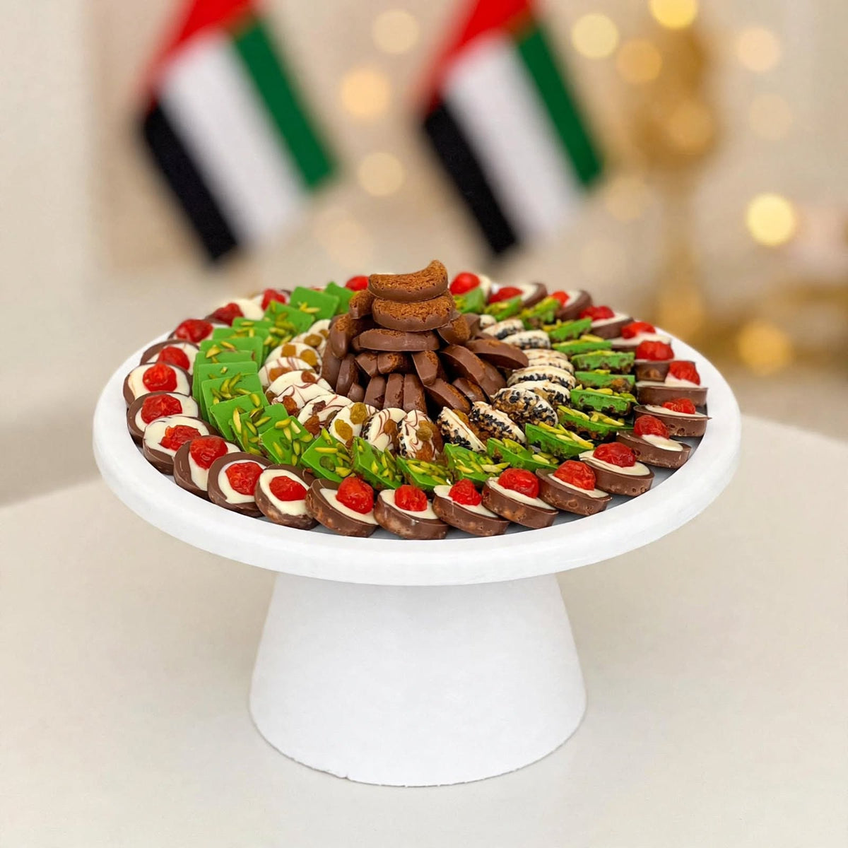 ستاند ضيافة فاخر بالشوكولاتة والبيتيفور والسمسم والبندق والمكسرات المشكلة | Luxury Assorted Chocolate, Petit Four, Sesame & Hazelnut Stand
