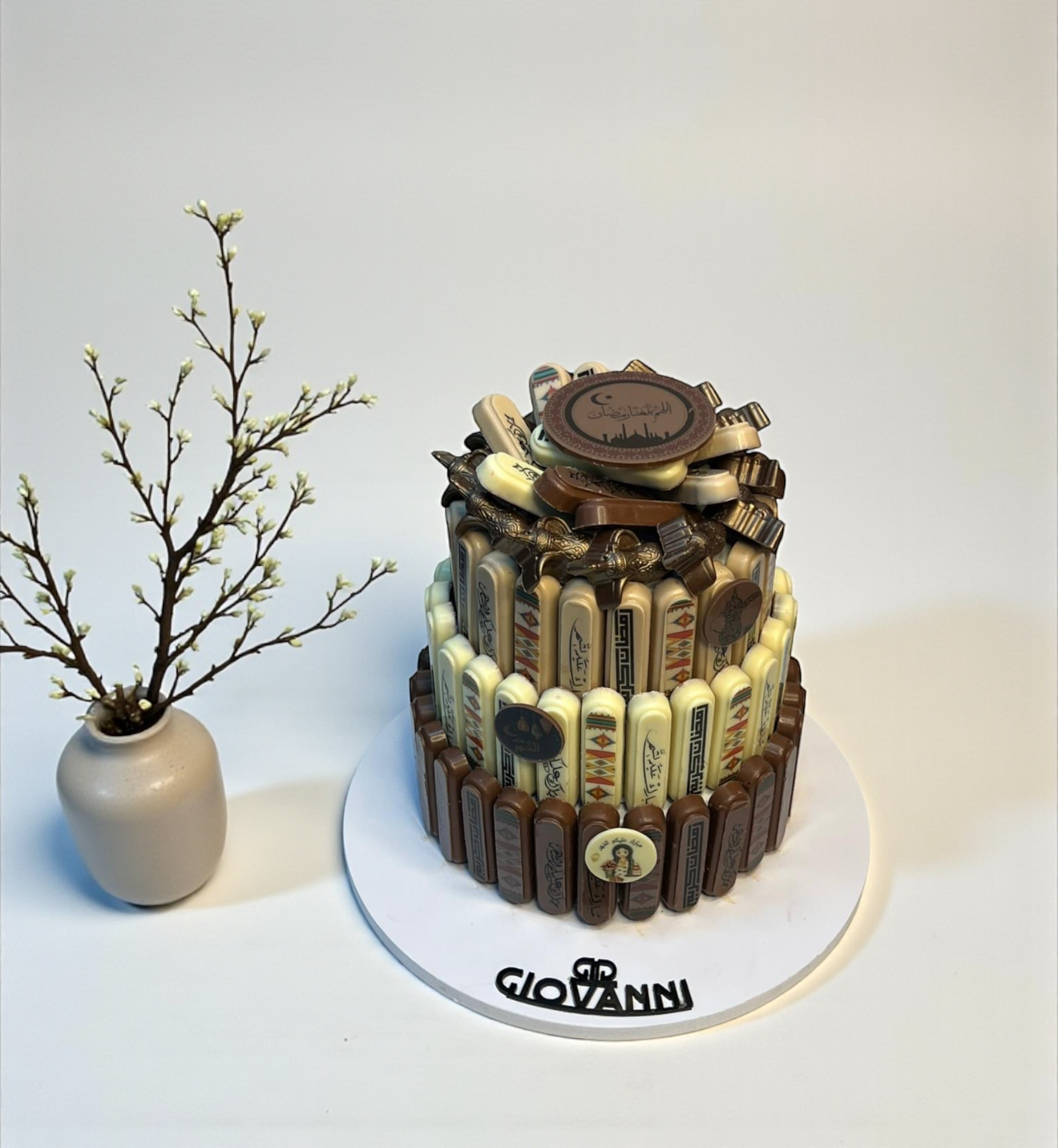 Ramadan-Themed Printed Chocolate Pyramid with Dallah Chocolate هرم شوكليت مطبوع بثيمات رمضان مع شوكليت الدلّة