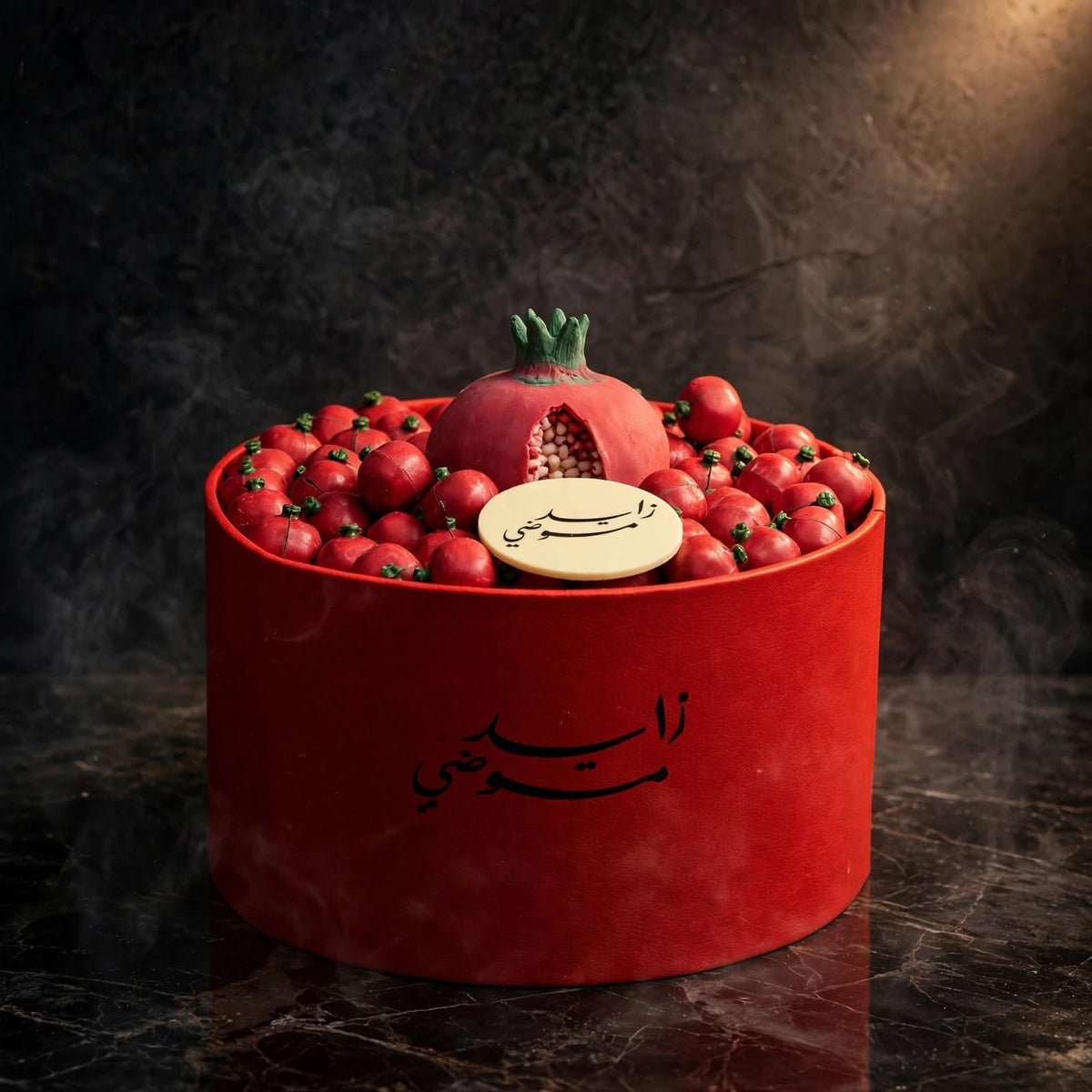 بوكس ليزر دائري أحمر مع شوكولاتة الرمان ورمانة كبيرة | Red Round Laser-Cut Box – Pomegranate Chocolate with Large Pomegranate