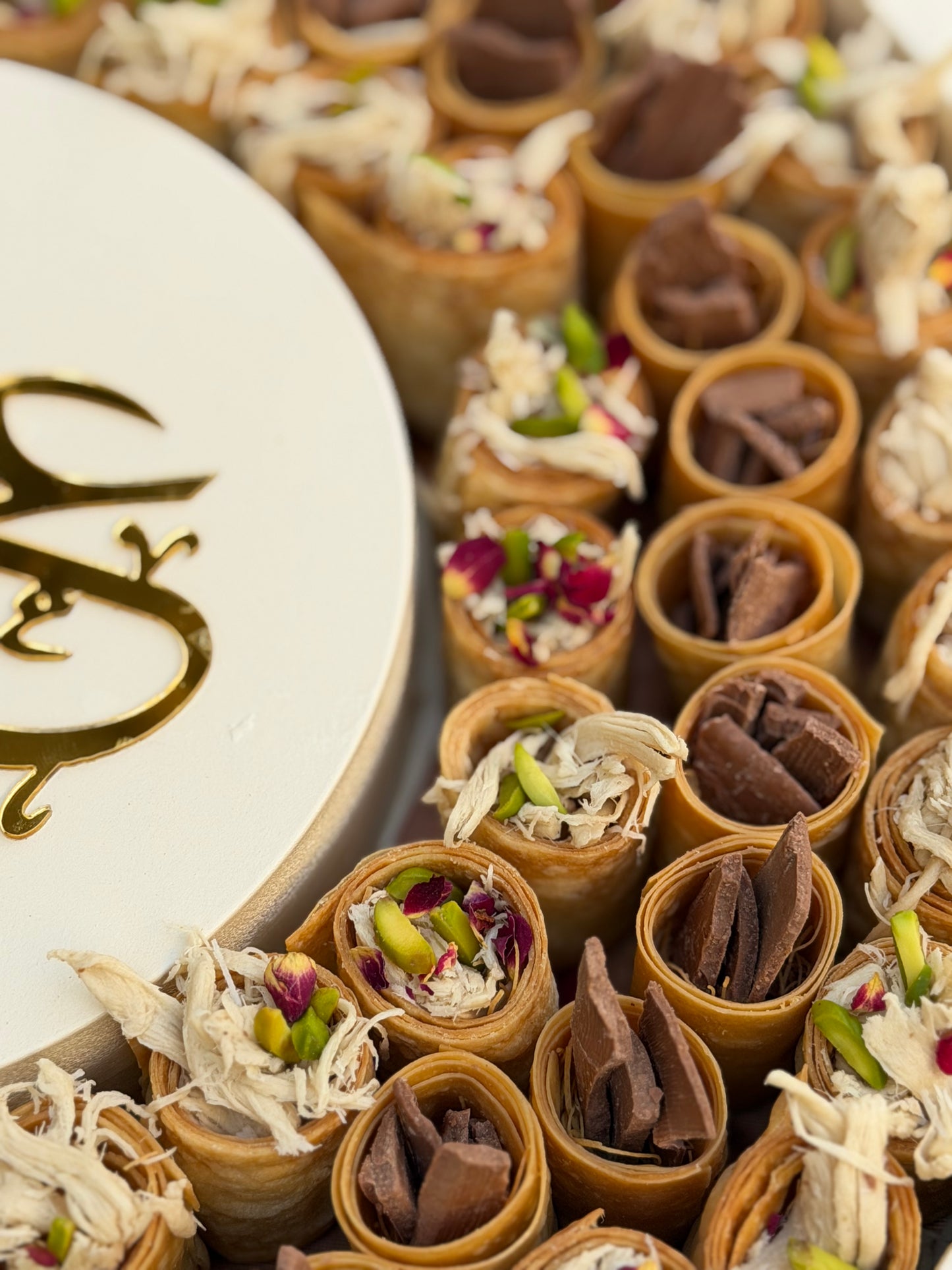 Luxury Round Acrylic Platter – Giovanni New Spring Roll Rahash Flake &amp; Chocolate Flake صحن اكريليك دائري فاخر مع جديد جيوفاني سبرنج رول رهش فليك وشوكليت فليك