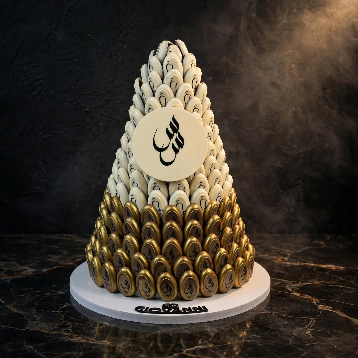 هرم شوكولاتة بمبون ذهبي وأبيض | Gold & White Bonbon Chocolate Pyramid