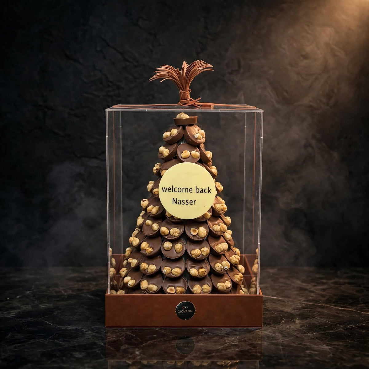 بوكس أكريليك VIB الفاخر بأهرامات الشوكولاتة الدائرية بالبندق | Luxury VIB Acrylic Box with Hazelnut Round Pyramids
