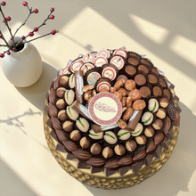 تشكيلة شوكليت فاخرة لعيد الفطر – صحن كبير سيراميك مع تشكيلة سيجنتشر جيوفاني / Luxury Eid Chocolate Gift – Giovanni Premium Selection 2300g