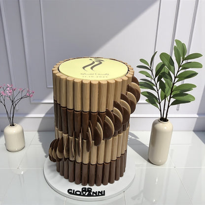 هرم شوكولاتة مروحة مع استيك مخصص
Fan-Style Chocolate Pyramid with Custom Stick