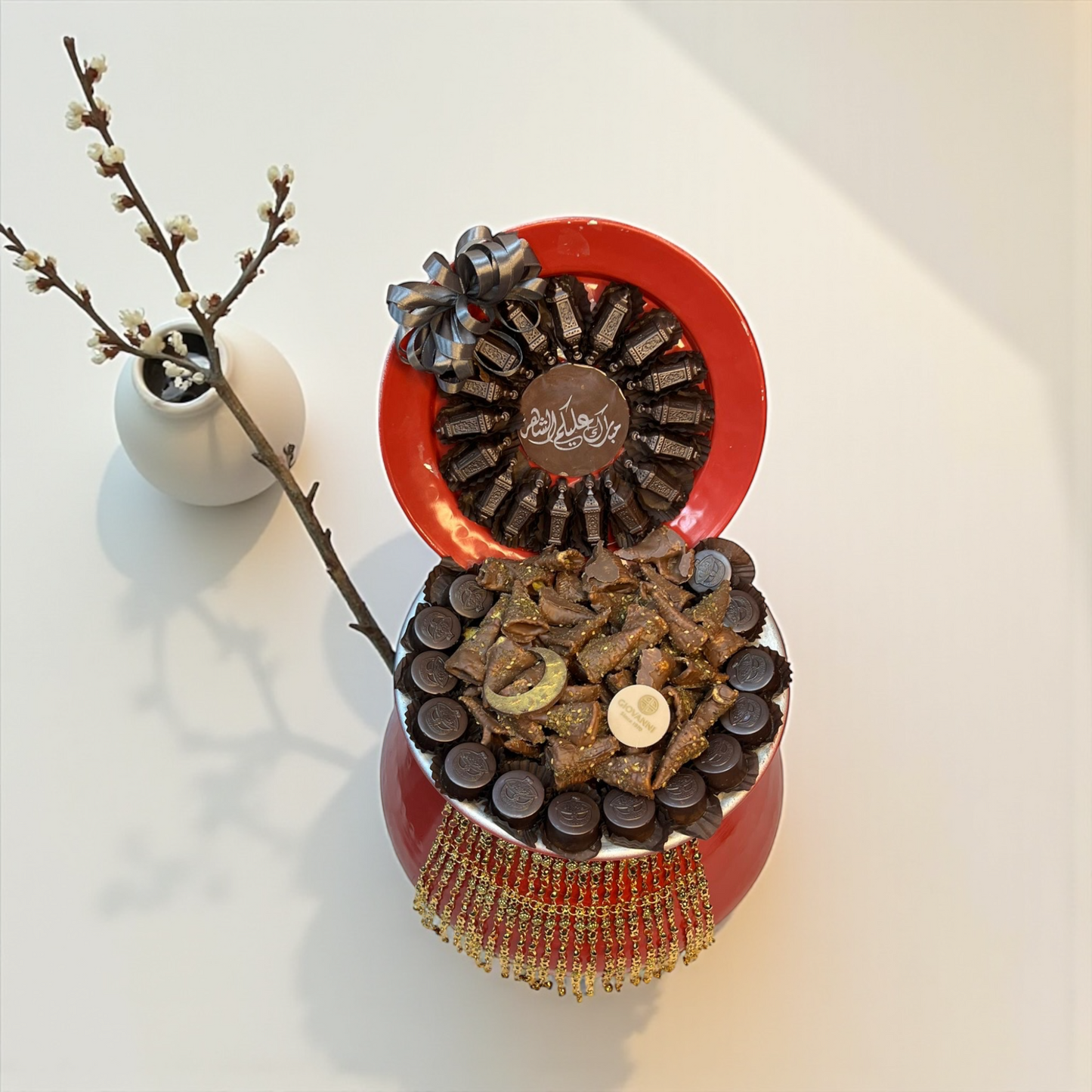 Yadoo Heritage Large Tray with Thyme Bugles Chocolateصحن يدو التراثي الكبير مع شوكليت بيوقلز بالزعتر – شوكولاتة بلجيكية فاخرة من جيوفاني