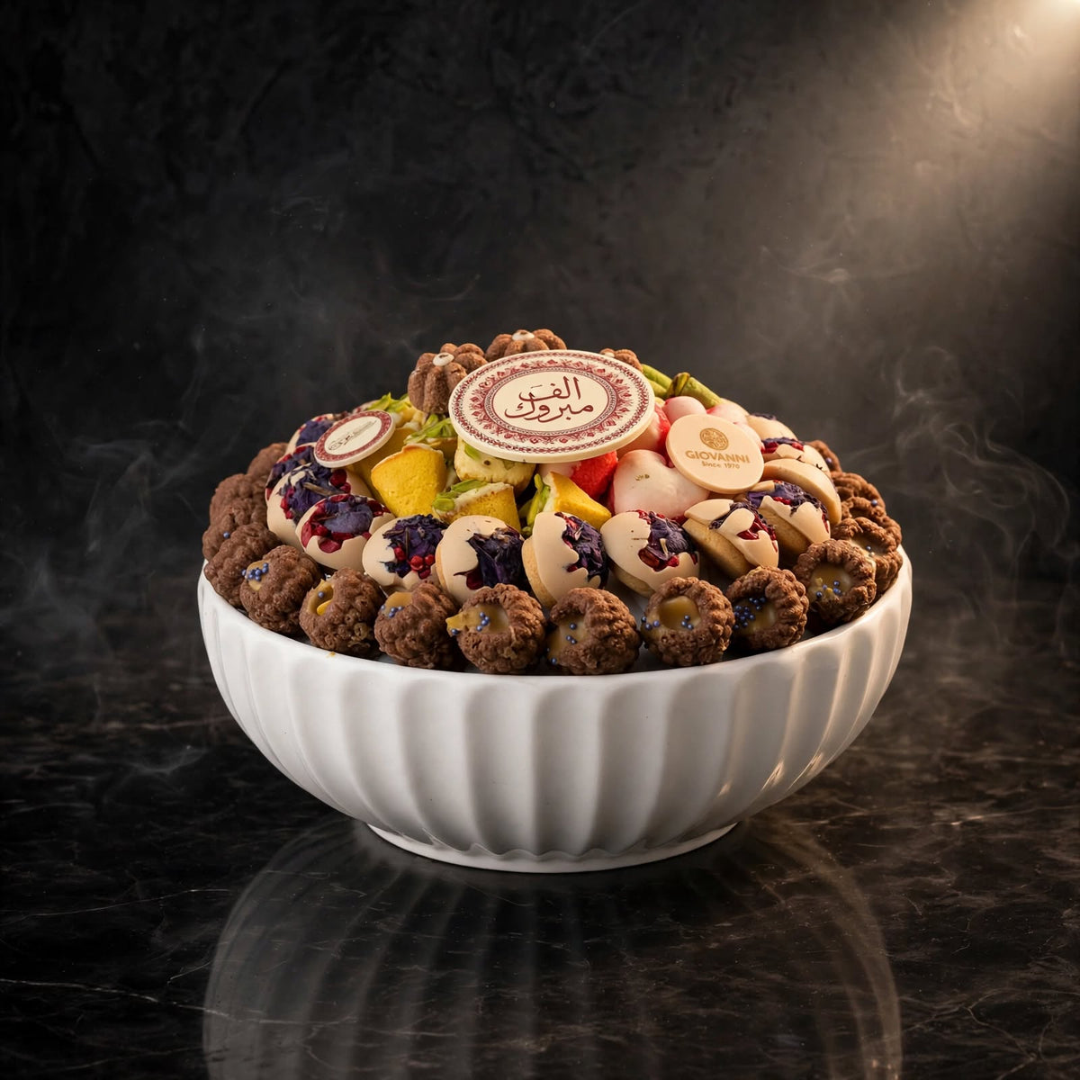 صحن بورسلين أبيض – بيتي فور فرنسي مشكل | White Porcelain Plate – Assorted French Petit Four