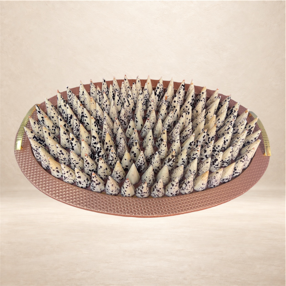 صحن جلد مع شوكليت كون وفايتين | Leather Platter with Chocolate Cones and Feuilletine