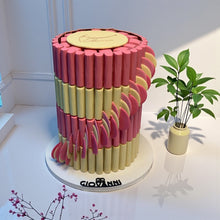 هرم شوكولاتة مروحة مع استيك مخصص
Fan-Style Chocolate Pyramid with Custom Stick