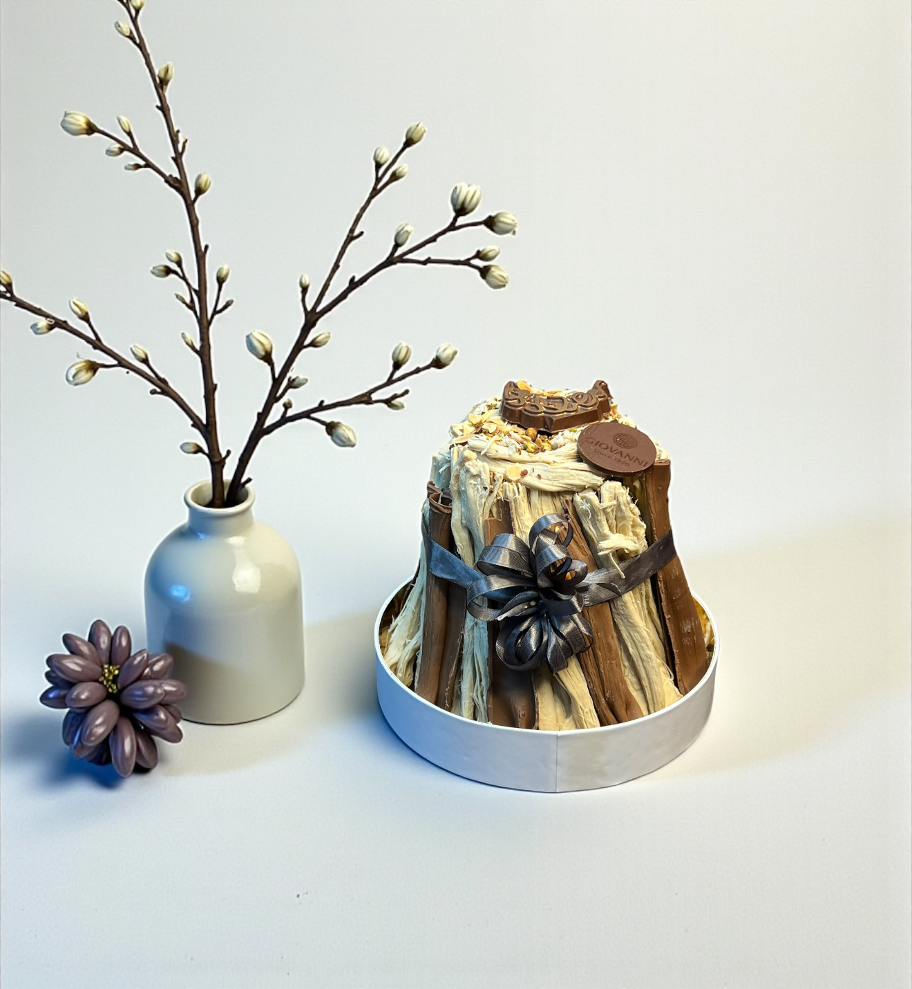 Luxury Box with Crunchy Flakes & Chocolate Flakes  بوكس فاخر مع رهش فليك وشوكولاتة فليك