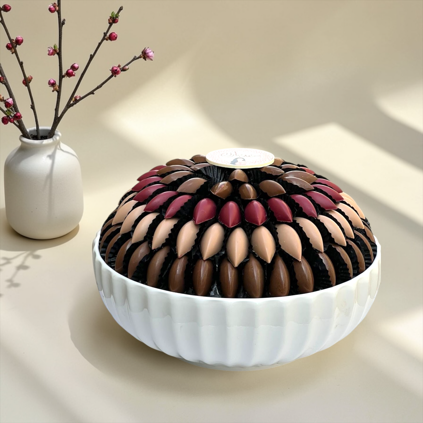 تشكيلة شوكليت فاخرة لعيد الفطر – صحن بورسلين مع شوكليت شكل اللوز بحشوات كريمة البندق والفستق والفول السوداني / Luxury Eid Chocolate Gift – Giovanni Premium Selection 1000g