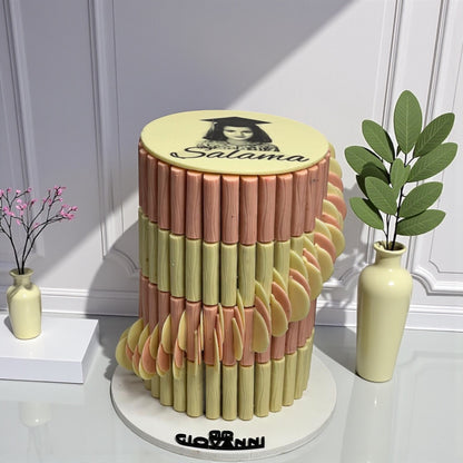 هرم شوكولاتة مروحة مع استيك مخصص
Fan-Style Chocolate Pyramid with Custom Stick