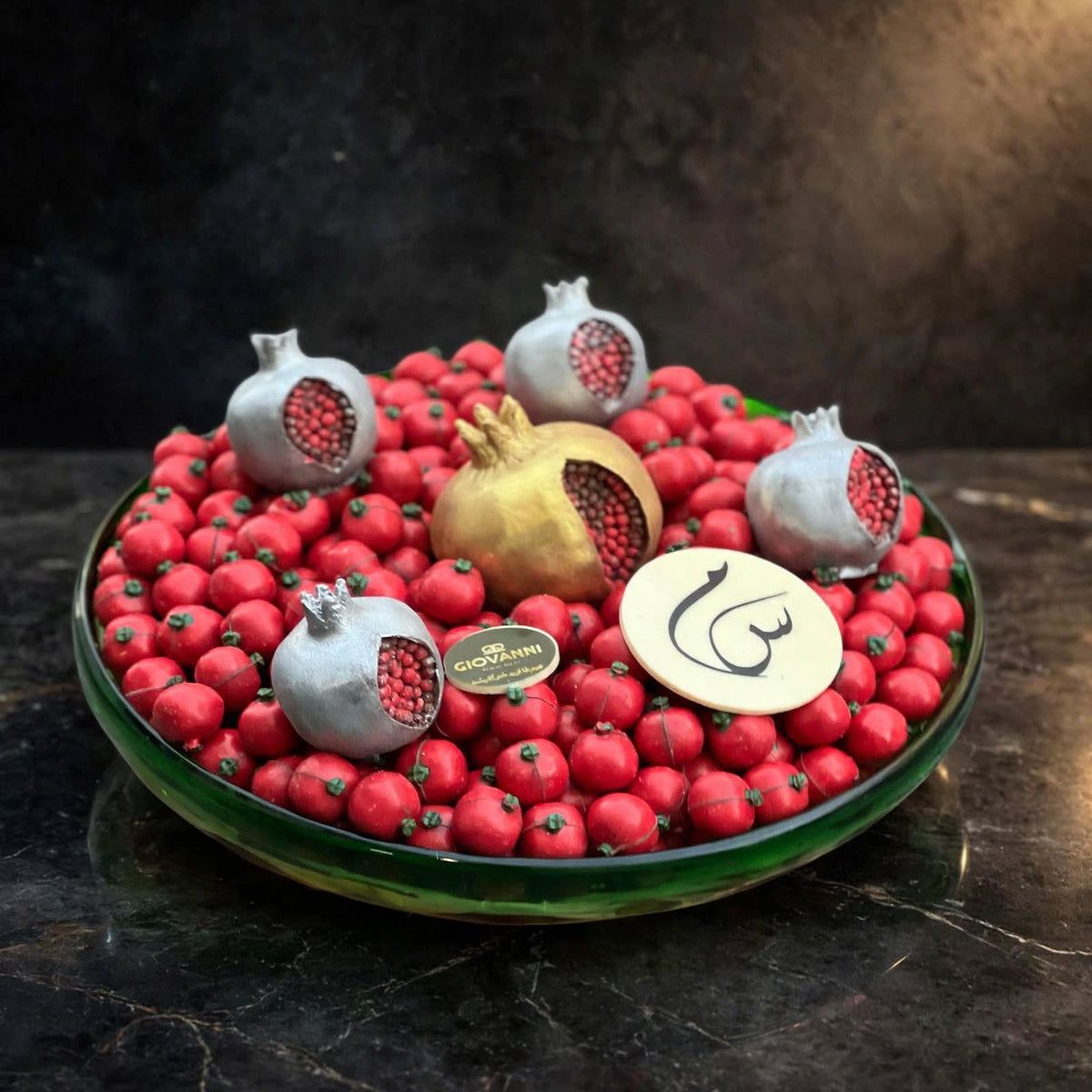 صحن زجاج VIP شوكولاتة الرمان مع خمس قطع رمان | VIP Glass Plate – Pomegranate Chocolate with Five Pomegranates
