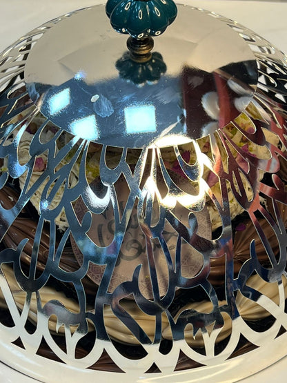 Luxury Porcelain Platter with Engraved Arabic Stainless Steel Dome صحن بروسيلين فاخر بغطاء ستانلس ستيل محفور بحروف عربية