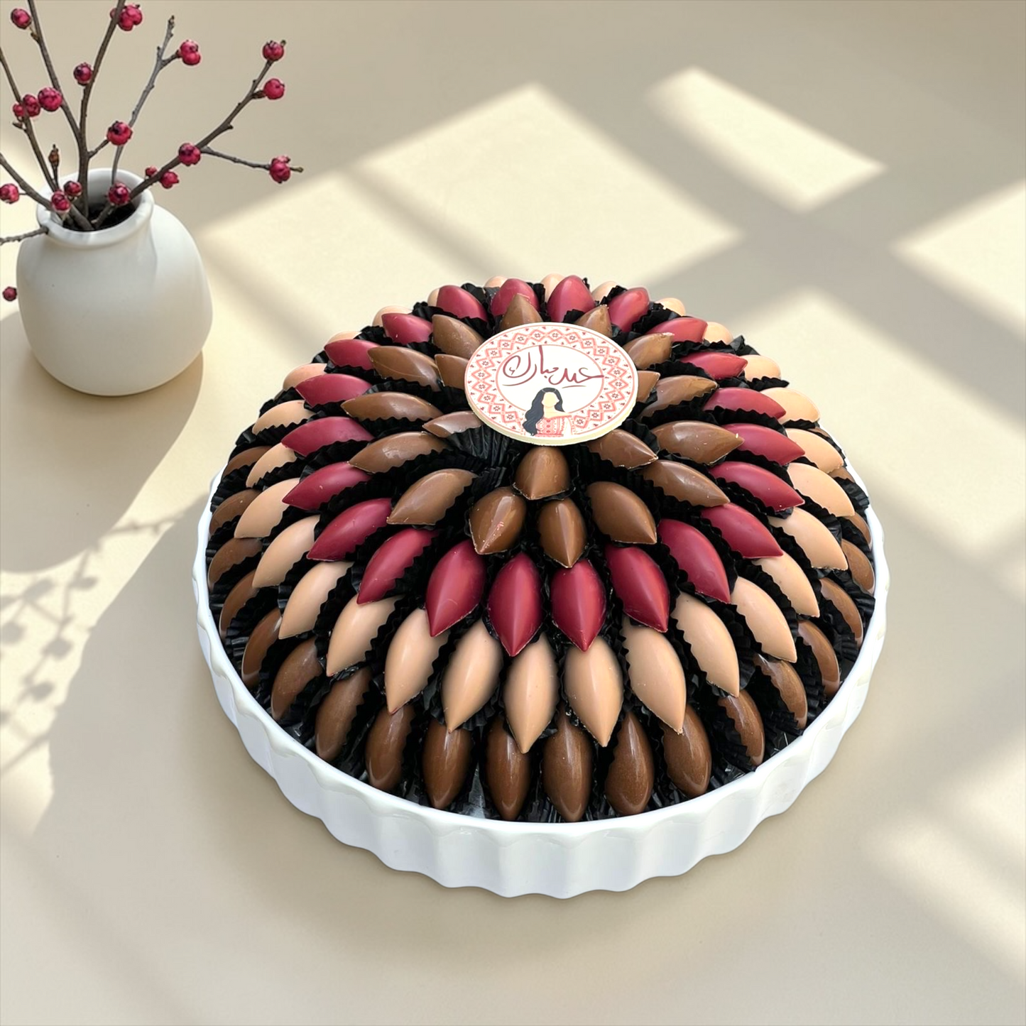 تشكيلة شوكليت فاخرة لعيد الفطر – صحن بورسلين مع شوكليت شكل اللوز بحشوات كريمة البندق والفستق والفول السوداني / Luxury Eid Chocolate Gift – Giovanni Premium Selection 1000g