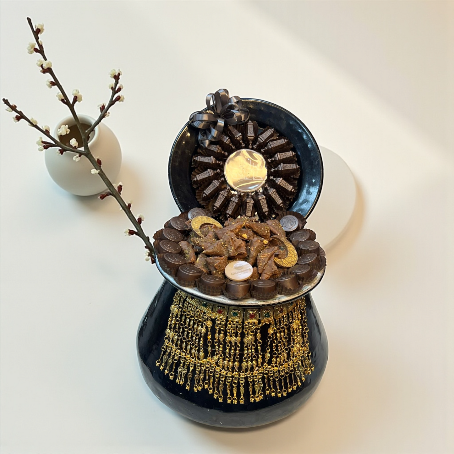 Yadoo Heritage Large Tray with Thyme Bugles Chocolateصحن يدو التراثي الكبير مع شوكليت بيوقلز بالزعتر – شوكولاتة بلجيكية فاخرة من جيوفاني