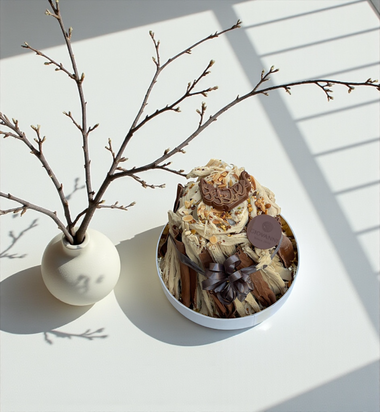 Luxury Box with Crunchy Flakes & Chocolate Flakes  بوكس فاخر مع رهش فليك وشوكولاتة فليك