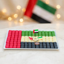 صحن أكريليك مستطيل بميني بونبون الشوكولاتة المربعة بألوان العلم | UAE Flag Mini Square Chocolate Bonbons on Rectangular Acrylic Platter